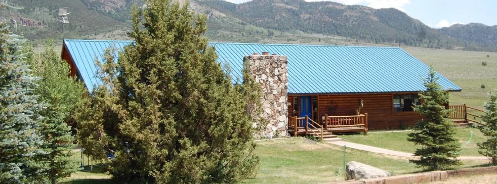 Little Creek Cabin with mountains in the background